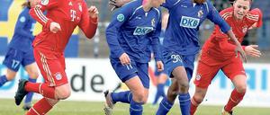 Duell. Genoveva Anonma gegen Bayerns Sarah Hagen; links Jennifer Cramer.
