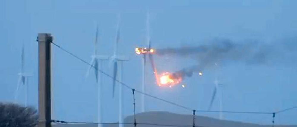 Brand eines Windrads in Schottland. Für Windkraftgegner sind solche Bilder starke Argumente.