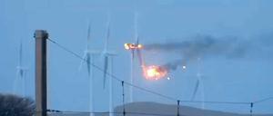 Brand eines Windrads in Schottland. Für Windkraftgegner sind solche Bilder starke Argumente.