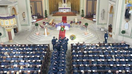 Bewegendes Gedenken. In der Potsdamer Kirche St. Peter und Paul nahmen am Mittwoch rund 1000 Bundespolizisten Abschied von ihrem getöteten Kollegen. Der Brandenburger Lutz A. war am 21. März bei einer Übung nahe des Berliner Olympiastadions ums Leben gekommen.