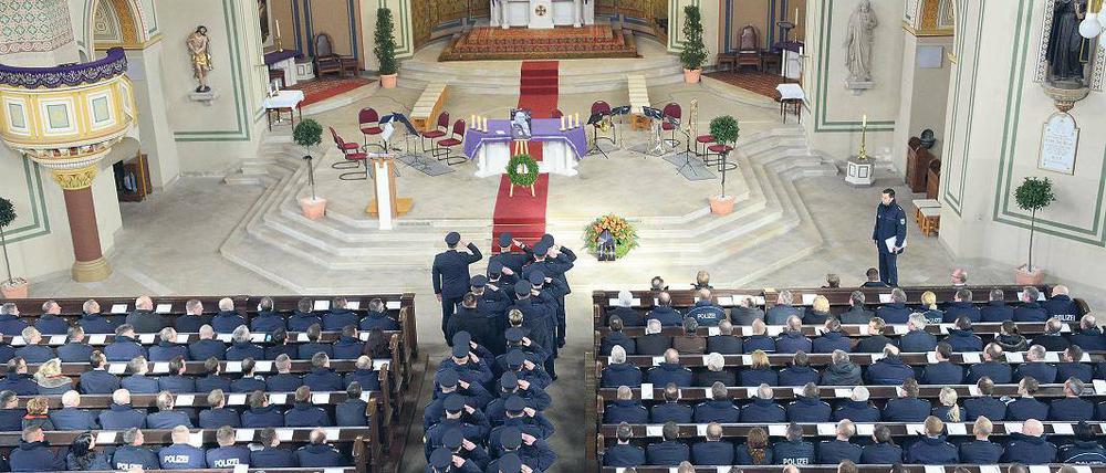 Bewegendes Gedenken. In der Potsdamer Kirche St. Peter und Paul nahmen am Mittwoch rund 1000 Bundespolizisten Abschied von ihrem getöteten Kollegen. Der Brandenburger Lutz A. war am 21. März bei einer Übung nahe des Berliner Olympiastadions ums Leben gekommen.
