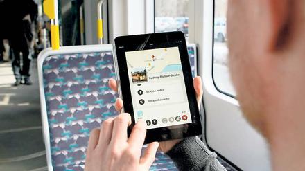 Mit dem Finger in die Geschichte eintauchen. Eine neue App des Potsdamer Unternehmens Yotego bietet den Nutzern spannende Einblicke in die Historie der Potsdamer Straßenbahn, zunächst die der Linie 93. Apps für weitere Linien sollen folgen.