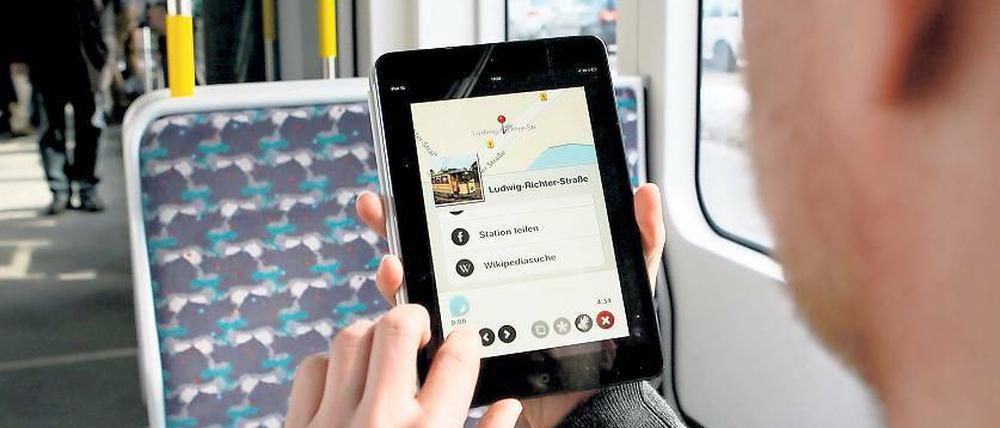 Mit dem Finger in die Geschichte eintauchen. Eine neue App des Potsdamer Unternehmens Yotego bietet den Nutzern spannende Einblicke in die Historie der Potsdamer Straßenbahn, zunächst die der Linie 93. Apps für weitere Linien sollen folgen.