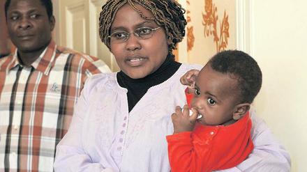 Patchworkfamilie mit berühmtem Patenonkel. Lennard ist das siebente Kind seiner Mutter Sarah Killat. Damit qualifizierte er sich als Patenkind für Joachim Gauck. Gestern überreichte Elona Müller-Preinesberger den Eltern Urkunde und Mitbringsel. Vater Patrick Charles Osale (rechts) zog erst vor kurzem nach Potsdam.