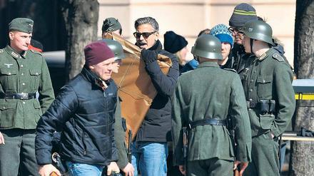 Wie ein Sommertag. Clooney – mit Sonnenbrille – beim Dreh in Berlin.