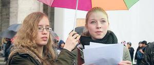 Vortrag vor Papstwahl. Elsa Rabe und Lina Müller (r.) auf dem Petersplatz.