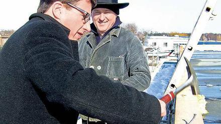 Tatkräftig. HWG-Chef Lück bringt zum Richtfest symbolisch einen Nagel an.