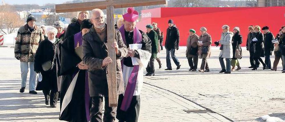 In der Nachfolge Christi. Die evangelische Kirche St. Nikolai und die katholische Kirche Peter und Paul gingen am Samstag vor Ostern den Weg unterm Kreuz gemeinsam.