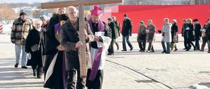 In der Nachfolge Christi. Die evangelische Kirche St. Nikolai und die katholische Kirche Peter und Paul gingen am Samstag vor Ostern den Weg unterm Kreuz gemeinsam.