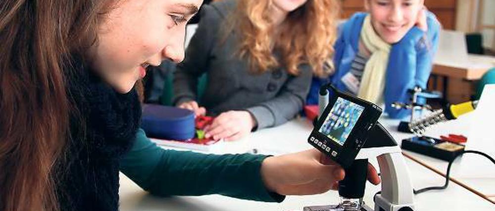 Mädchen und Technik. Eva Inselmann (l.) sucht Fehler auf einer Platine.