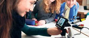 Mädchen und Technik. Eva Inselmann (l.) sucht Fehler auf einer Platine.