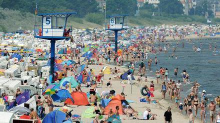 Keine Wertegemeinschaft mehr: Die Ostdeutschen - hier am Strand des Ostseebades Heringsdorf auf der Ostseeinsel Usedom. Für viele ist das zwar nach wie vor das beliebteste Reiseziel - das wars dann aber auch schon fast mit den Gemeinsamkeiten, meinen Forscher.