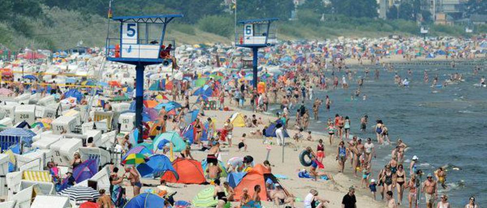Keine Wertegemeinschaft mehr: Die Ostdeutschen - hier am Strand des Ostseebades Heringsdorf auf der Ostseeinsel Usedom. Für viele ist das zwar nach wie vor das beliebteste Reiseziel - das wars dann aber auch schon fast mit den Gemeinsamkeiten, meinen Forscher.
