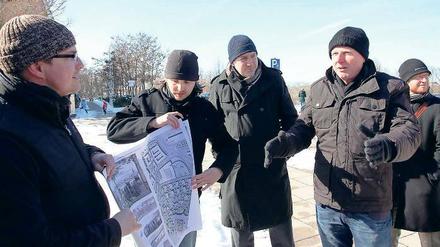 Haben einen Plan. Die Architekten des Siegerentwurfs aus dem städtebaulichen Wettbewerb zum Brauhausberg Christopher Kühn (2.v.l.) und Markus Löffler (rechts) erklärten am Samstag ihren Entwurf. Der Potsdamer SPD-Chef Mike Schubert (links) hörte zu.