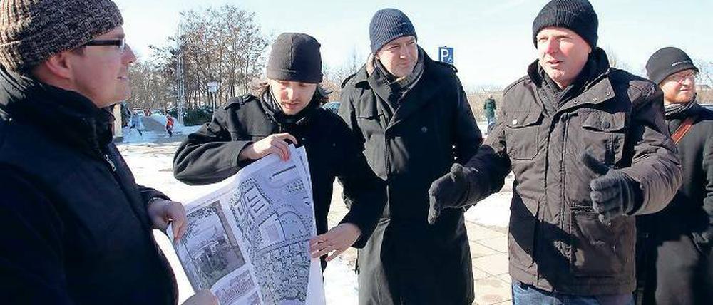 Haben einen Plan. Die Architekten des Siegerentwurfs aus dem städtebaulichen Wettbewerb zum Brauhausberg Christopher Kühn (2.v.l.) und Markus Löffler (rechts) erklärten am Samstag ihren Entwurf. Der Potsdamer SPD-Chef Mike Schubert (links) hörte zu.