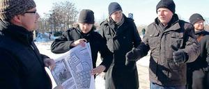 Haben einen Plan. Die Architekten des Siegerentwurfs aus dem städtebaulichen Wettbewerb zum Brauhausberg Christopher Kühn (2.v.l.) und Markus Löffler (rechts) erklärten am Samstag ihren Entwurf. Der Potsdamer SPD-Chef Mike Schubert (links) hörte zu.