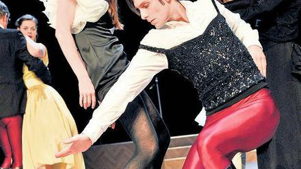 Nöte des Nichtstun. Doralice (Melanie Straub) im Tanz mit dem selbstverliebten Hilmar (Dennis Herrmann, beide vorn).