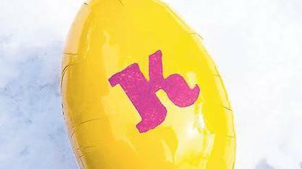 Handarbeit. Das Logo der Kammerspiele ziert das Kultur-Ei.