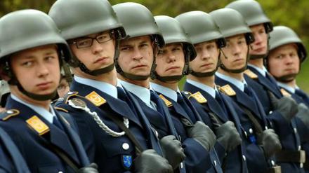 Sollen nach Auslandseinsätzen keine Medaille bekommen - zumindest, wenn es nach der Fraktion der Linken geht: Soldaten des 4. Luftwaffenausbildungsregiments im brandenburgischen Strausberg.