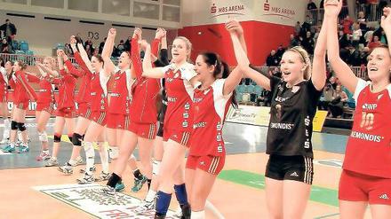 Jubel über Viertelfinaleinzug. Die Volleyballerinnen des SC Potsdam hatten am Samstagabend einiges zu bejubeln. Durch einen erneuten 3:0-Sieg über den Köpenicker SC stehen sie erstmalig in der Geschichte des SC Potsdam in einem Viertelfinale.