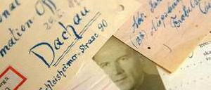 Individuelle Unterlagen eines Häftlings aus dem Konzentrationslager Dachau. Etwa 30 Millionen Dokumente werden vom Internationalen Suchdienst (ITS) in Bad Arolsen (Hessen)... -