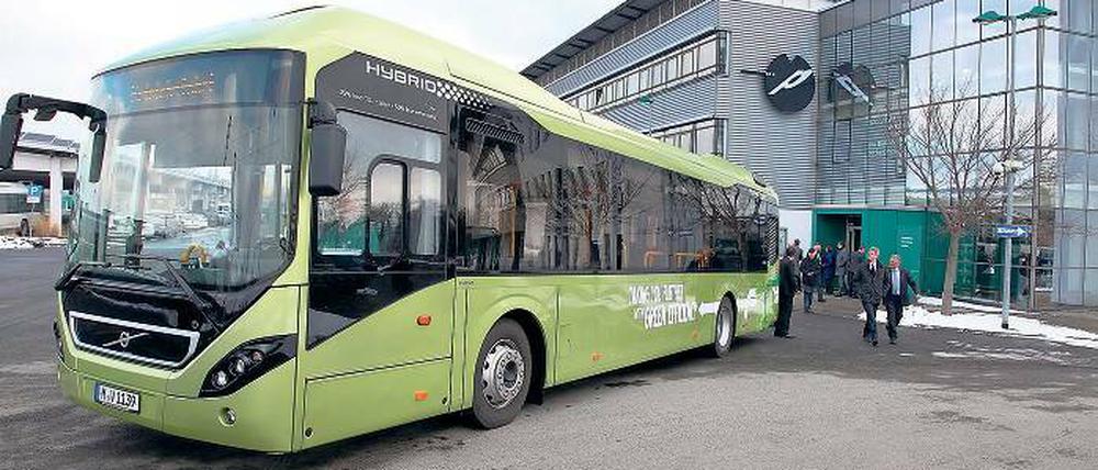 Grüner Bus. Der Volvo 7900 auf dem Betriebshof der Potsdamer Verkehrsbetriebe. In den vergangenen Wochen wurde er auf Potsdams Straßen Probe gefahren. Im Juni soll auch ein Gelenkbus getestet werden. Ein Hybridbus verbraucht 20 Prozent weniger Diesel als ein herkömmliches Modell.