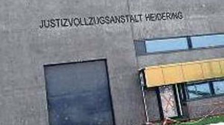 Luxus, sagen manche. Helle Einzelräume wie im Studentenwohnheim, wenn da nicht die Gitter wären. Häftlinge dürfen Elektrogeräte und eigene Telefone haben. Zahlen müssen sie selbst.... -