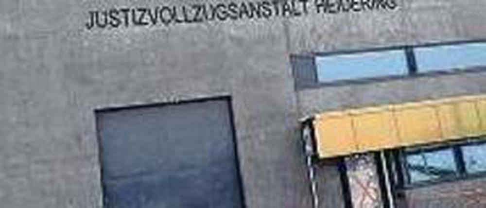 Luxus, sagen manche. Helle Einzelräume wie im Studentenwohnheim, wenn da nicht die Gitter wären. Häftlinge dürfen Elektrogeräte und eigene Telefone haben. Zahlen müssen sie selbst.... -