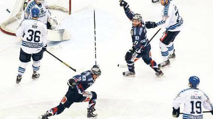 Gewinner. Travis Mulock (vorn) schoss das Siegtor für die Eisbären.