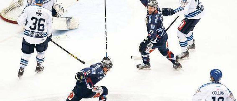 Gewinner. Travis Mulock (vorn) schoss das Siegtor für die Eisbären.