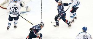 Gewinner. Travis Mulock (vorn) schoss das Siegtor für die Eisbären.