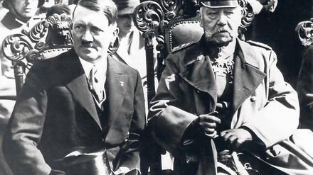 Demonstrativer Schulterschluss. Der gemeinsame Auftritt von Adolf Hitler und Reichspräsident Paul von Hindenburg am 21. März 1933 in Potsdam gilt als Symbol der Inthronisierung der Nationalsozialisten.