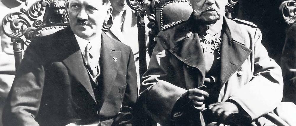 Demonstrativer Schulterschluss. Der gemeinsame Auftritt von Adolf Hitler und Reichspräsident Paul von Hindenburg am 21. März 1933 in Potsdam gilt als Symbol der Inthronisierung der Nationalsozialisten.