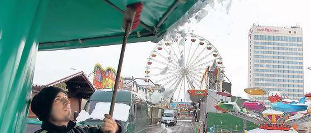 Kein Weihnachtsmarkt: Trotz des Winterwetters ist fürs Frühlingsvolksfest im Lustgarten alles aufgebaut.