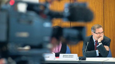 Überraschungsgast. Ministerpräsident Matthias Platzeck (SPD) kam selbst in den Hauptausschuss des Landtages, um die Schnitt-Affäre zu klären.