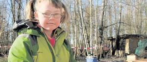 Wie die anderen. Die 14-jährige Zoe schnippelt wie ihre Mitschüler Gemüse. In der Förderschule war sie unterfordert, deshalb wechselte sie nach der 6. Klasse auf eine öffentliche Oberschule. Dorthin fährt sie sogar alleine mit dem Fahrrad. „Sie ist eine unheimliche Bereicherung für alle“, sagt ihre Klassenlehrerin.