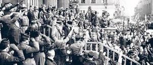 Voller Erwartung. Zehntausende Menschen warteten am Tag von Potsdam vor der Nikolaikirche und nahmen Reichspräisdent Paul von Hindenburg in Empfang. Vor dem Staatsakt in der Garnisonkirche besuchte er dort einen Gottesdienst.