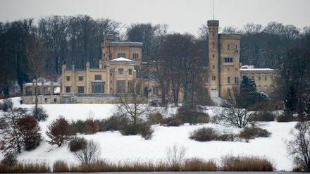 Verschneiter Park: Das Potsdamer Schloss Babelsberg im Winterkleid.