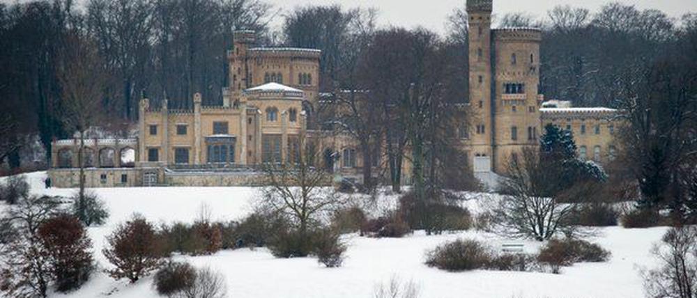 Verschneiter Park: Das Potsdamer Schloss Babelsberg im Winterkleid.
