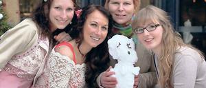 Schneefrau statt Forsythien. Sabrina Walther, Antje Rottstock, Claudia Bremer wollen auf den Thron, Karola Schulz (von rechts) ist es noch bis zum 27. April.