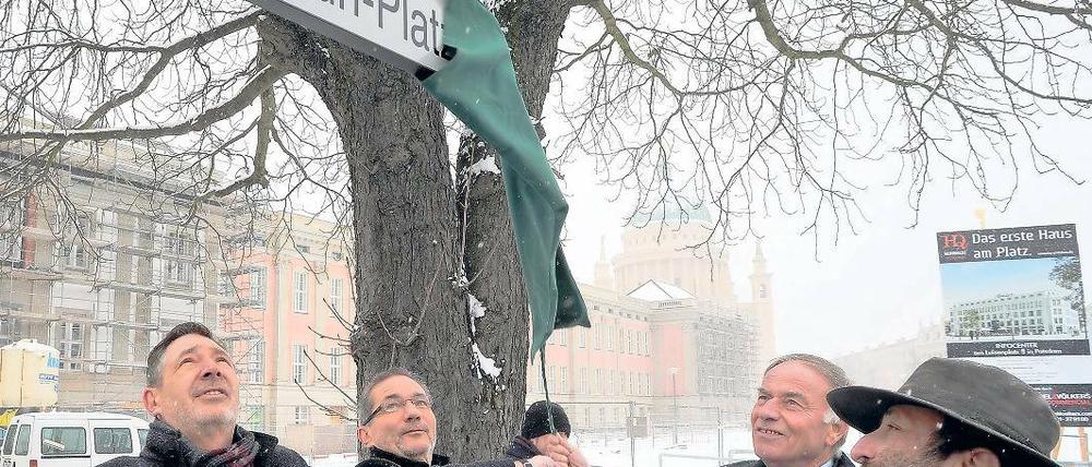 Enthüllung im Schnee. Oberbürgermeister Jann Jakobs, Ministerpräsident Matthias Platzeck, Landtagspräsident Gunter Fritsch und Stadtverordnetenpräsident Peter Schüler (v. l.) ziehen eine Abdeckung von dem Schild am neu benannten Otto-Braun-Platz.