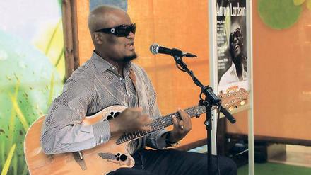 Soulhits. Der Musiker Aaron Lordson spielt in den Bahnhofspassagen.