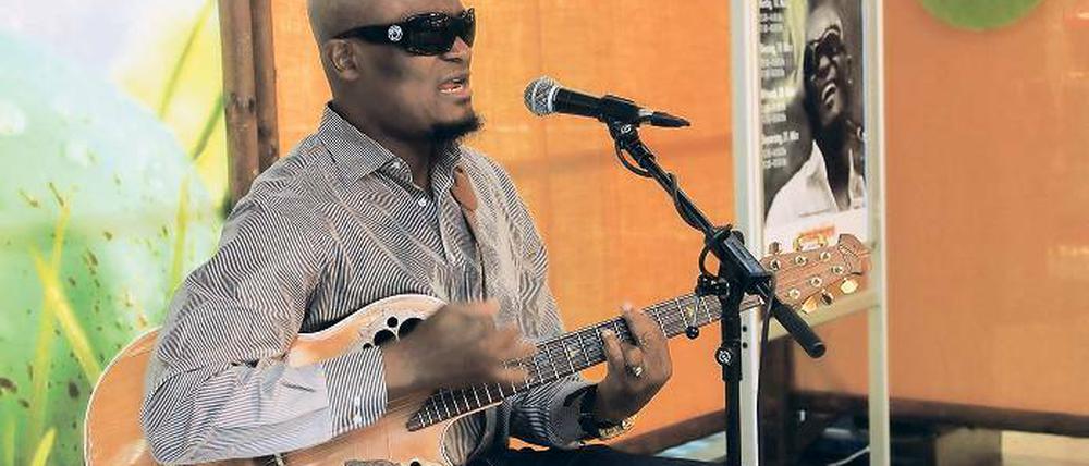 Soulhits. Der Musiker Aaron Lordson spielt in den Bahnhofspassagen.
