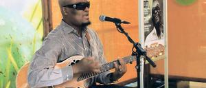 Soulhits. Der Musiker Aaron Lordson spielt in den Bahnhofspassagen.