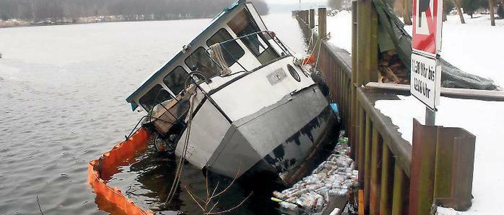 Abgesoffen. Das halb versunkene Wohnschiff an der Anlegestelle an der Bertinistraße, in Sichtweite der Villa Jacobs. Von der gekenterten Barkasse war am Montagnachmittag schon nichts mehr zu sehen. Der Besitzer der beiden am Sonntag aus unbekannten Gründen gesunkenen Schiffe muss sie nun bergen.