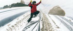 Noch liegt Schnee. Einige Wochen vor dem Erntebeginn werden Thermofolien über die Spargeldämme gespannt und sorgen für eine schnellere Erwärmung des Bodens.