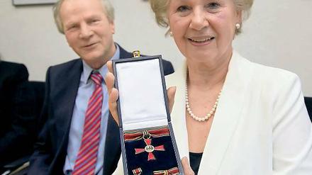 Geehrt. Maria-Luise Döring mit Verdienstkreuz und Ehemann Günther.