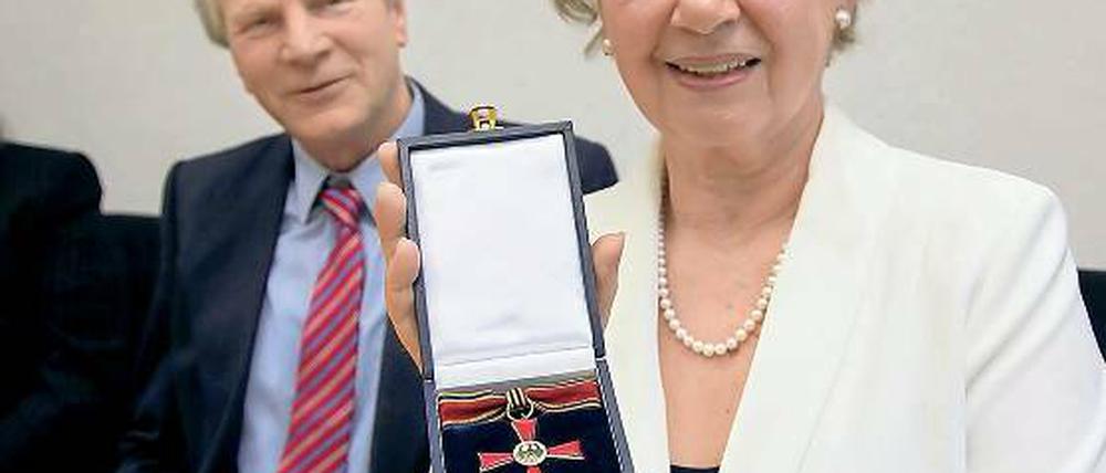 Geehrt. Maria-Luise Döring mit Verdienstkreuz und Ehemann Günther.