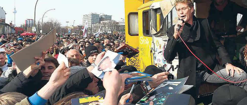Looking for David. Tausende kamen am Sonntag zur Demonstration an der East Side Gallery und feierten dabei den prominentesten Teilnehmer David Hasselhoff.