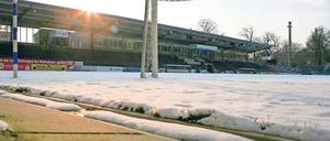 Dicke Schneeschicht. Wegen der widrigen Witterungsbedingungen und dem gefrorenen Boden werden am Wochenende zahlreiche Begegnungen in mehreren Ligen ausfallen. Auch im Babelsberger Karl-Liebknecht-Stadion kann nicht gespielt werden.